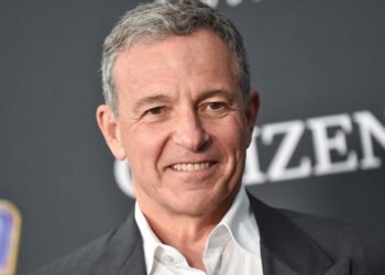 Robert Reich Takes On Disney CEO Bob Iger Over Hollywood Strike Remarks: ‘CEOs…Raking In Hundreds of thousands Off Of Staff’ Labor’ – Walt Disney (NYSE:DIS)