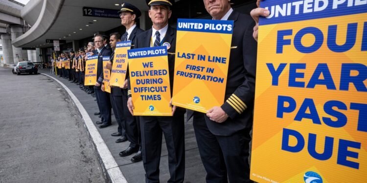 United Airways pilots to rise up to 40% raises in union deal