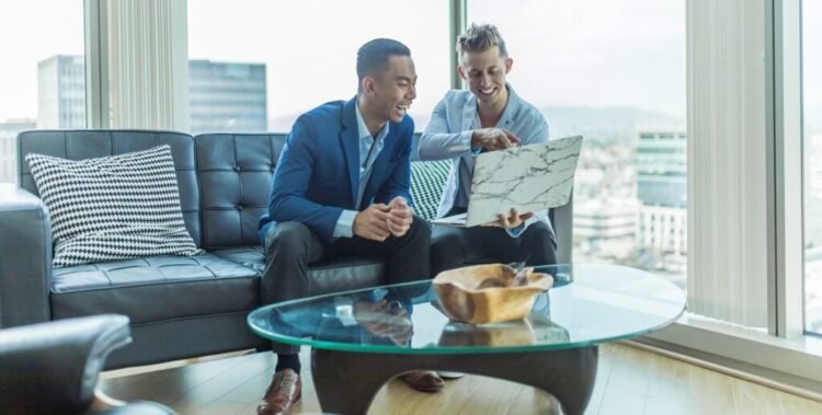 What Is a Actual Property Dealer? (Duties, Advantages of Utilizing)