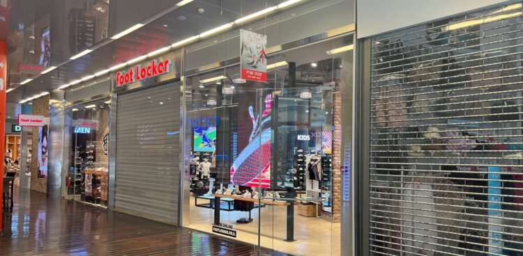 Shops keep closed besides meals and pharmacy retailers