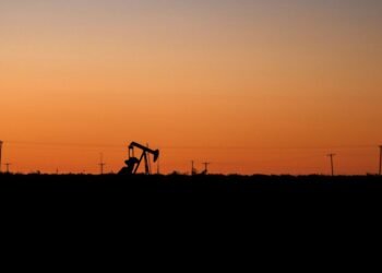 Oil edges larger after Saudis and Russians reaffirm provide cuts