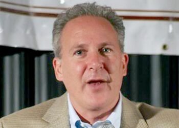 Peter Schiff Criticizes Fed’s Charge Lower Plans Amid Weakening Greenback: ‘This Could not Come At A Worse Time’