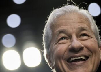Jamie Dimon and his internal circle at JPMorgan offloaded almost $170 million in inventory because the financial institution’s share worth hit a brand new excessive