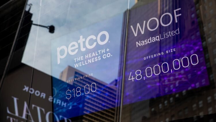 Shares making the most important strikes noon: TSLA, GEHC, COIN