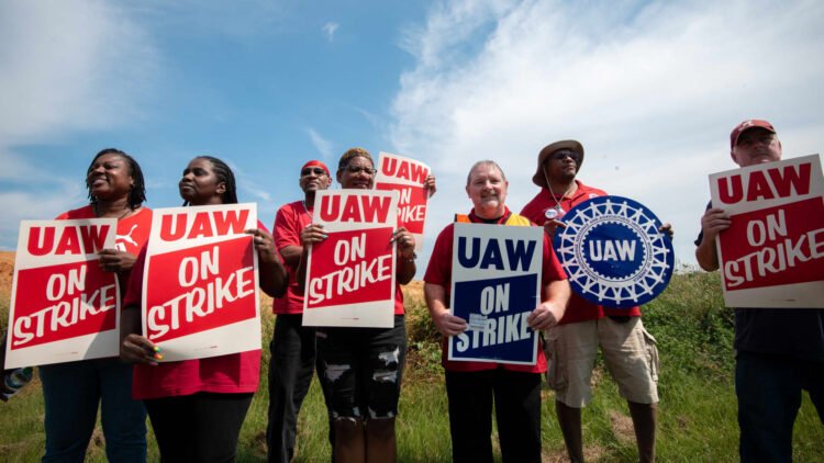 Mercedes-Benz staff in Alabama vote towards union