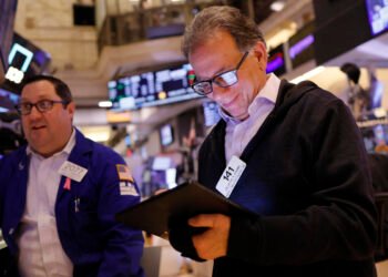European Shares Edge Decrease on Downsized Charge Bets: Markets Wrap