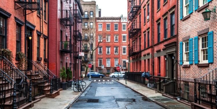 Airbnb Is Pairing Up With Mother-and-Pop Buyers to Win Its Warfare—however Is It Too Late?