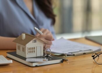 With Mortgage Charges Falling, When Ought to Buyers Refinance?