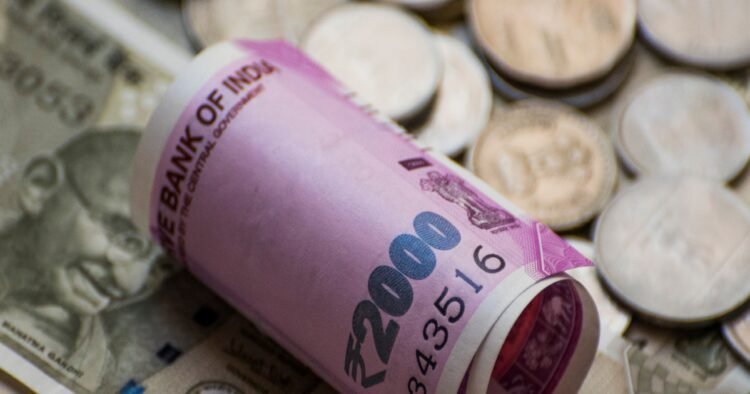 Indian cenbank asks lenders to chop speculative bets towards rupee, sources say