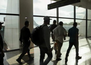 Colombia president says won’t settle for US deportation flights