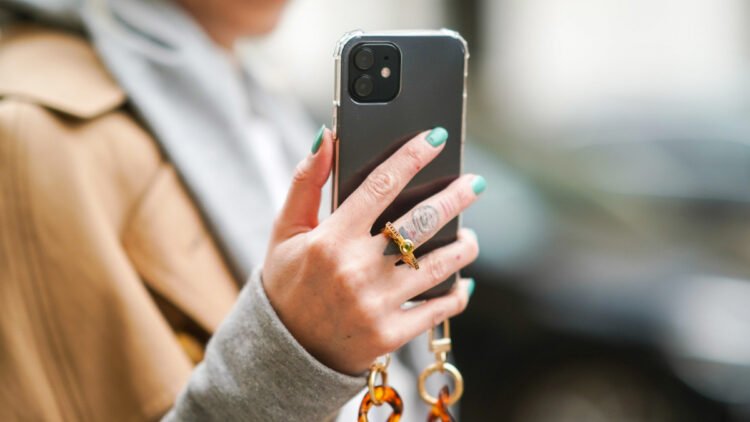 Apple blames name-calling glitch on its new AI characteristic