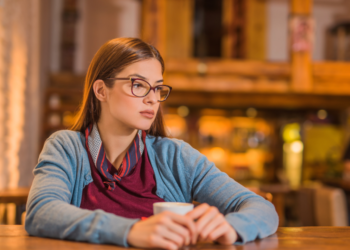 Individuals who haven’t any shut associates to fall again on often show these 8 behaviors (with out realizing it)