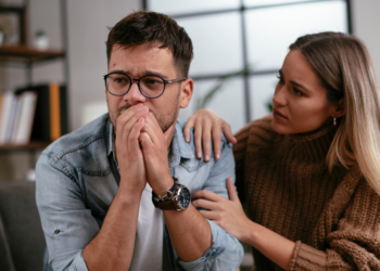 7 unconscious behaviors of a person who not feels love, says psychology