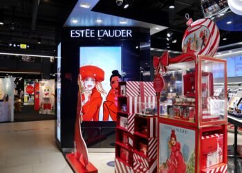 Estée Lauder’s Magnificence Good points Cannot Offset International Headwinds, Says Analyst – Estee Lauder Cos (NYSE:EL)