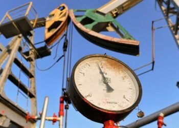 UK hits key figures in Russian oil commerce with sanctions