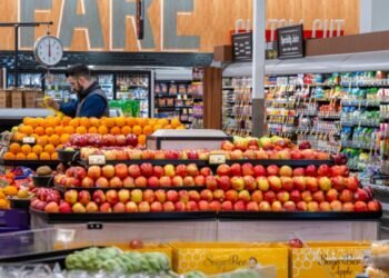 Main grocery store chain employees begin strike throughout 4 cities