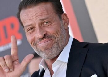 Tony Robbins sends sturdy message to People on 401(ok)s, IRAs