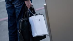 Stocks making the biggest moves after hours: AAPL, HOOD, V, SNDK