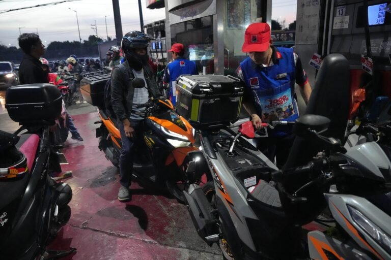 Markets plunge over oil price fears as analysts warn of $4 per gallon