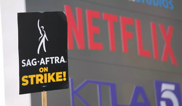 Screenwriters overwhelmingly approve a 4-year contract with Hollywood studios