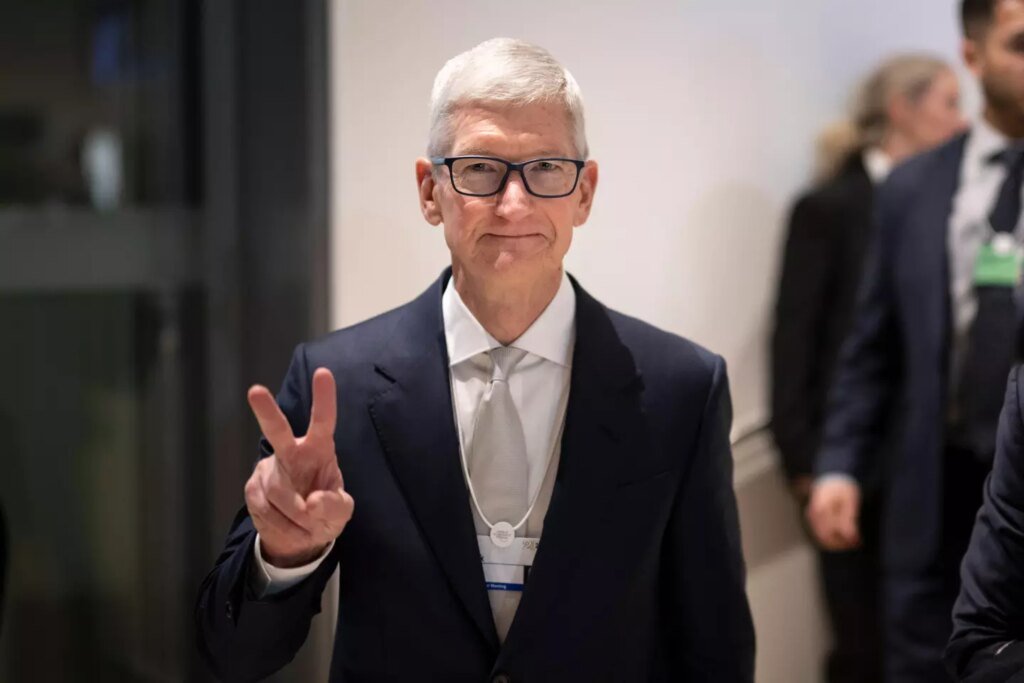 Tim Cook will step down as Apple CEO and hand reins over to the iPhone maker's hardware leader