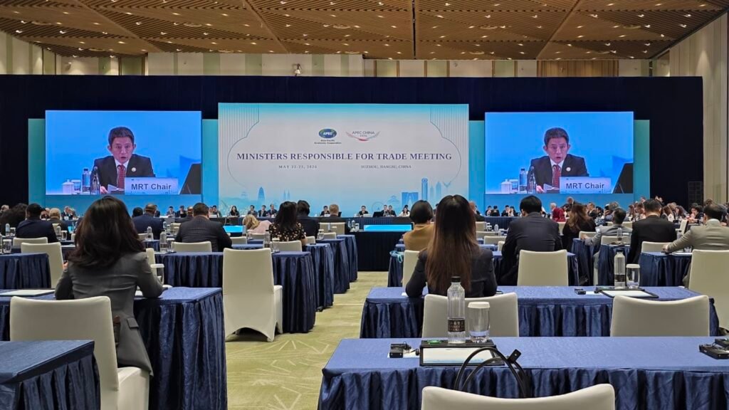 China calls for APEC cooperation as commerce minister skips opening