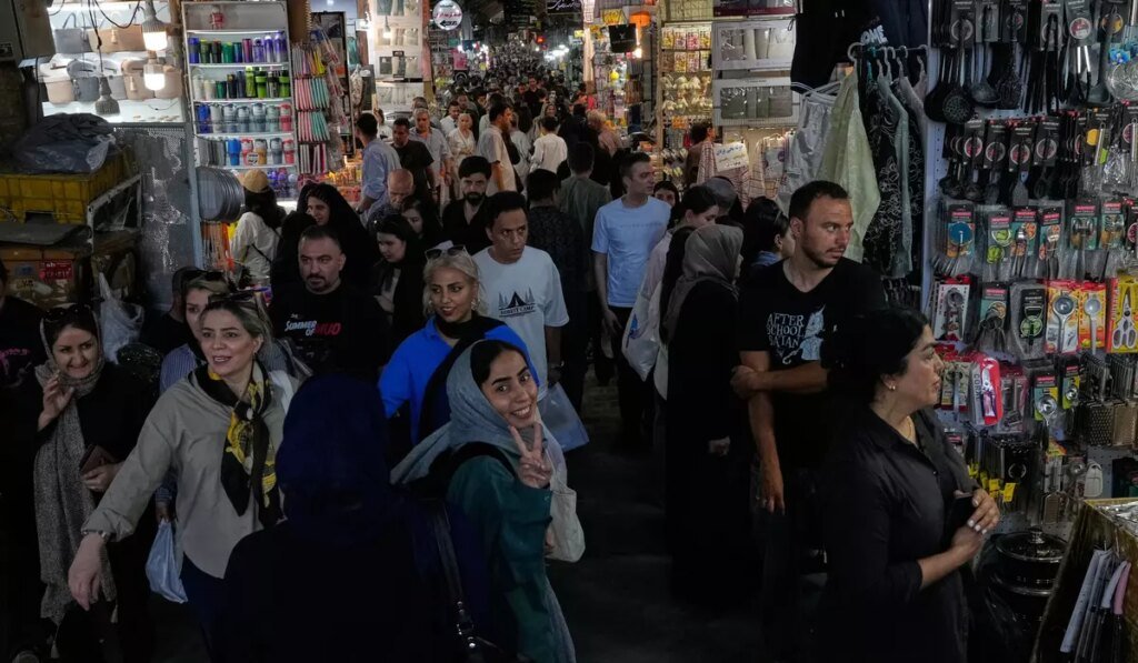 U.S. strikes bridges and collapses a tower at a key port as its Iran campaign expands