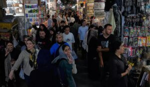 U.S. strikes bridges and collapses a tower at a key port as its Iran campaign expands